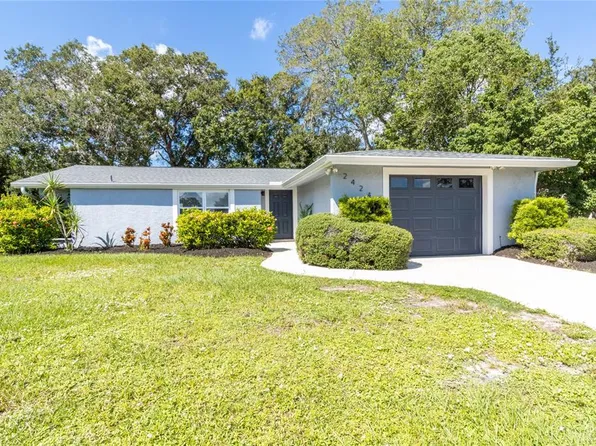 2424 Breakwater Cir, Sarasota, FL 34231