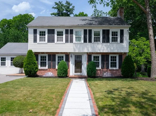 1054 Brook Rd, Milton, MA 02186