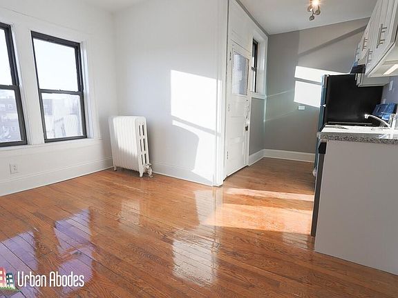 5th image of 637 W Cornelia Ave #3M