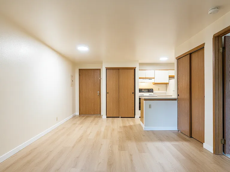 Park Royal Apartments — Photo 27