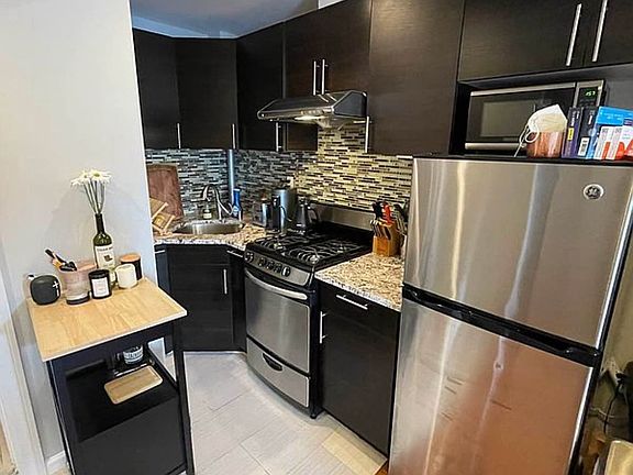 4th image of 9 Eldridge St APT 15