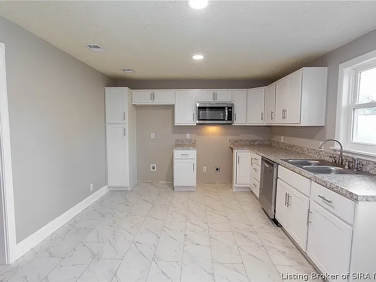 1725 E Oak St — Photo 4