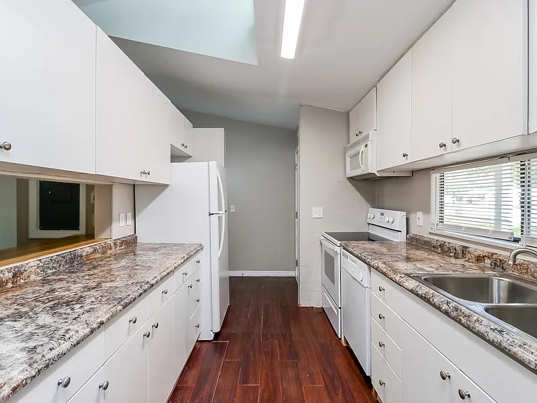 2603 Martha Ln — Photo 13