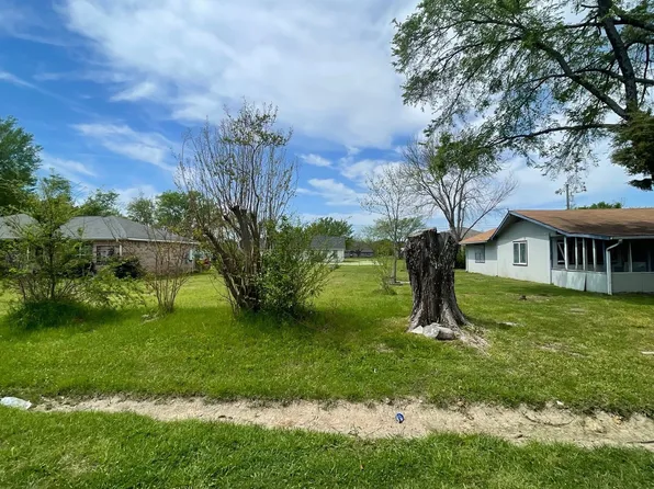 211 Flying Bridge Dr, Mabank, TX 75156