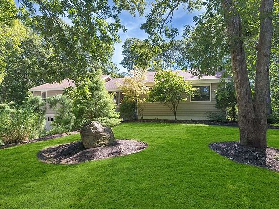 3rd image of 9 Bay Woods Dr