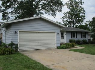 8 Holly Ln, Flora, IL 62839