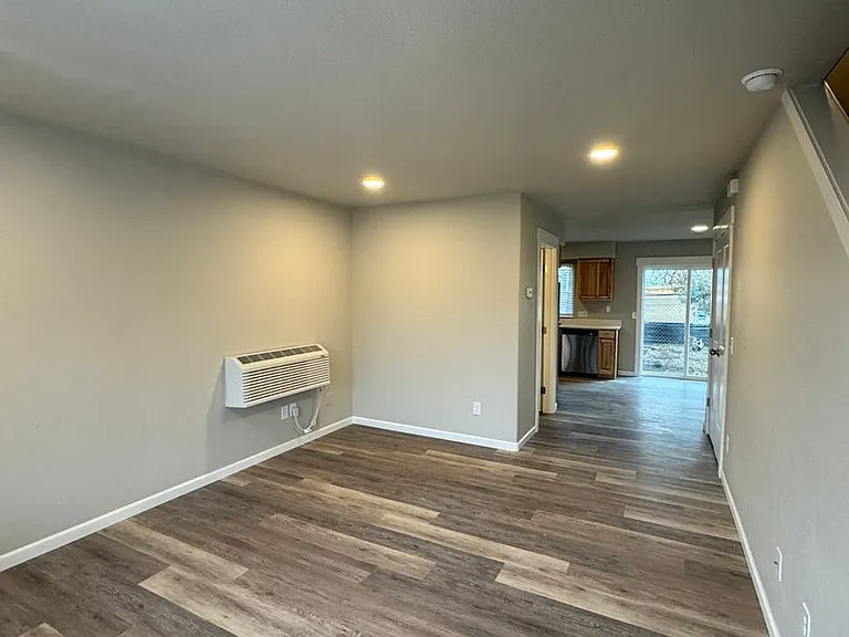 210- 2012 NE Neil Way — Photo 2