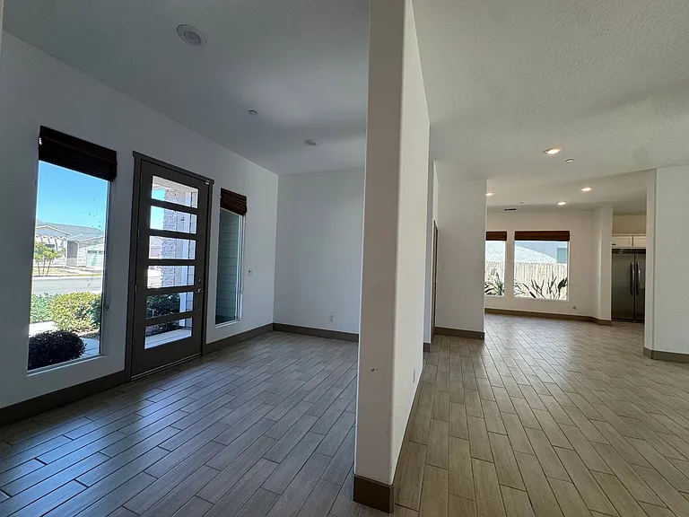 2637 W Andrew Ln — Photo 4