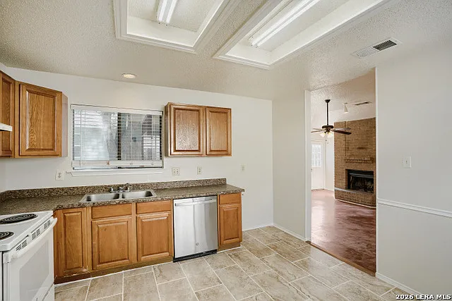 3 bed, 2.0 bath, 1166 sqft, $1,450 — Photo 3