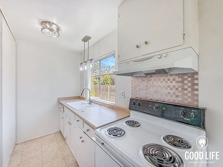 SD: Sun-Filled 1BD/1BA Apartment in Pacific Beach One Block from the Bay w/ Reserved Parking! — Photo 2