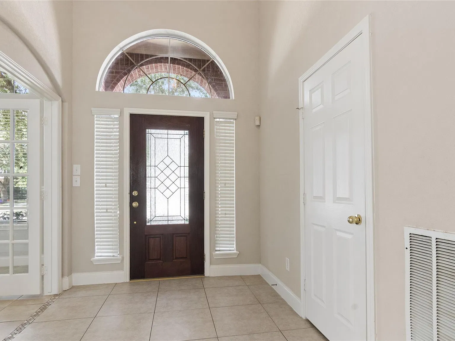 4 bed, 2.5 bath, 2899 sqft, $2,850 — Photo 3