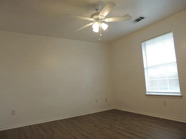 930 Edwards St — Photo 12