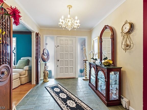 3rd image of 25 Ruth Dr