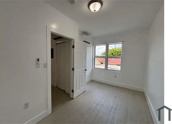 1051 NW 2nd St #8 — Photo 6