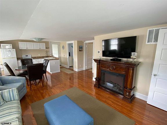 3rd image of 842 2nd St #3