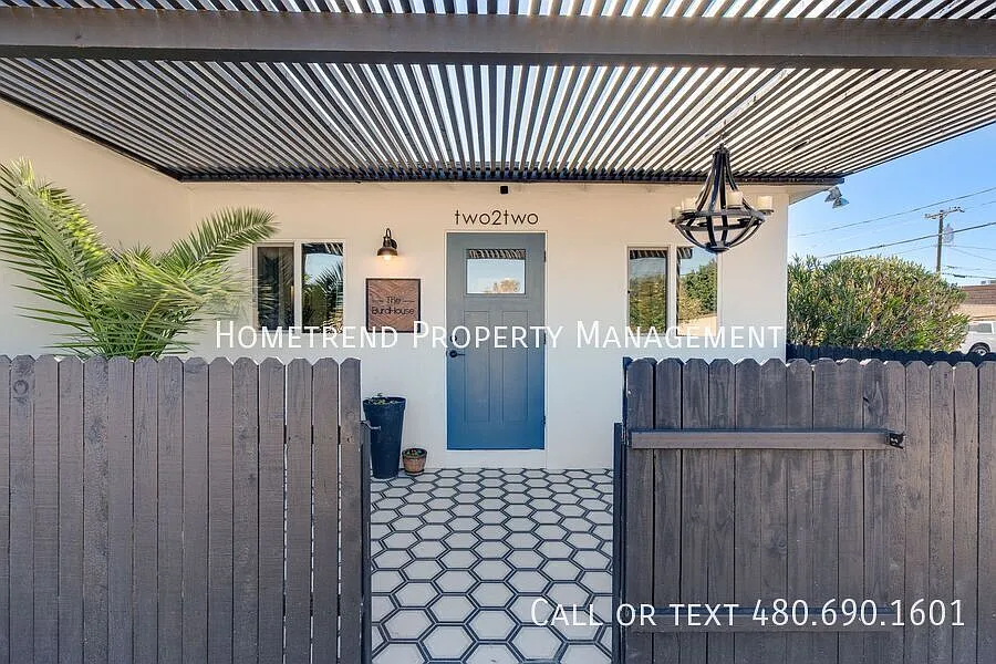 2/1 Remodeled Apartment- — Photo 1