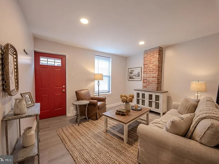 2924 Salmon St — Photo 3