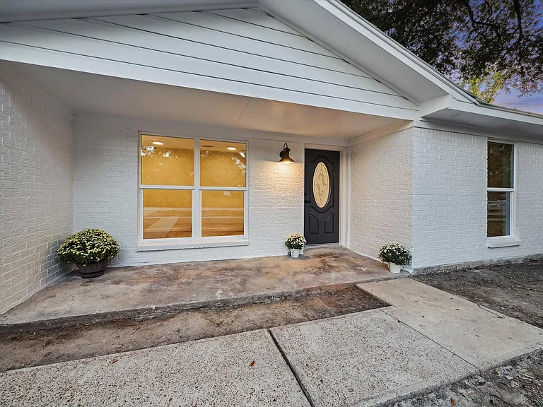 5411 Logston Ln — Photo 5