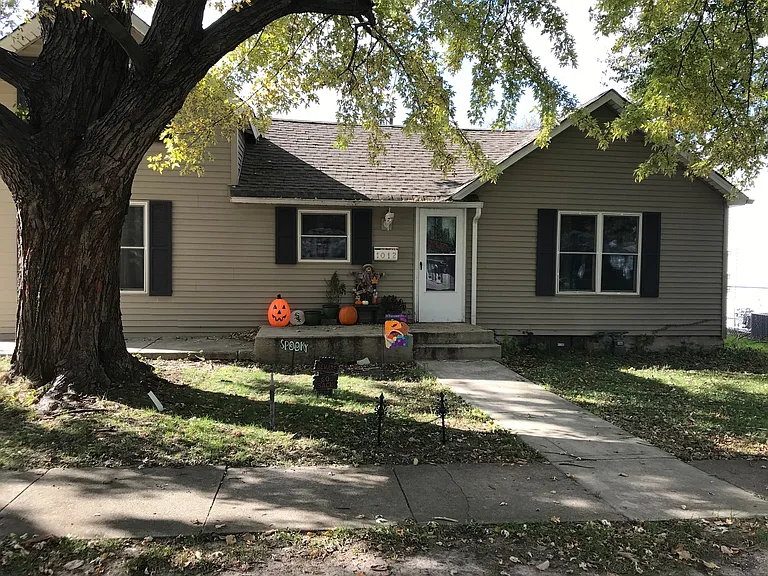 1012 Warner Ave — Photo 1