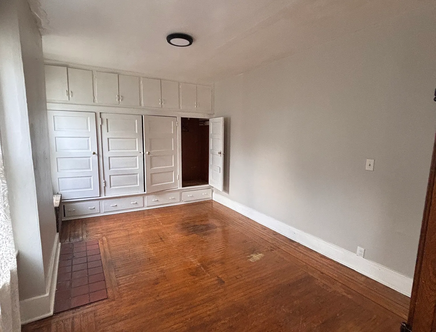 3 bed, 1000 sqft, $1,200 — Photo 2