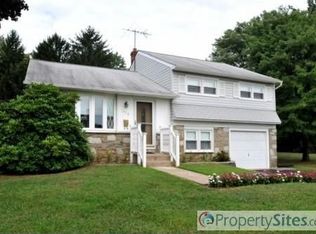 1074 Victoria Rd, Warminster, PA 18974