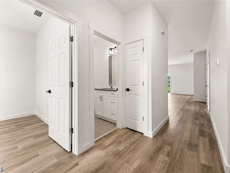 1130 Harold Ave S — Photo 2