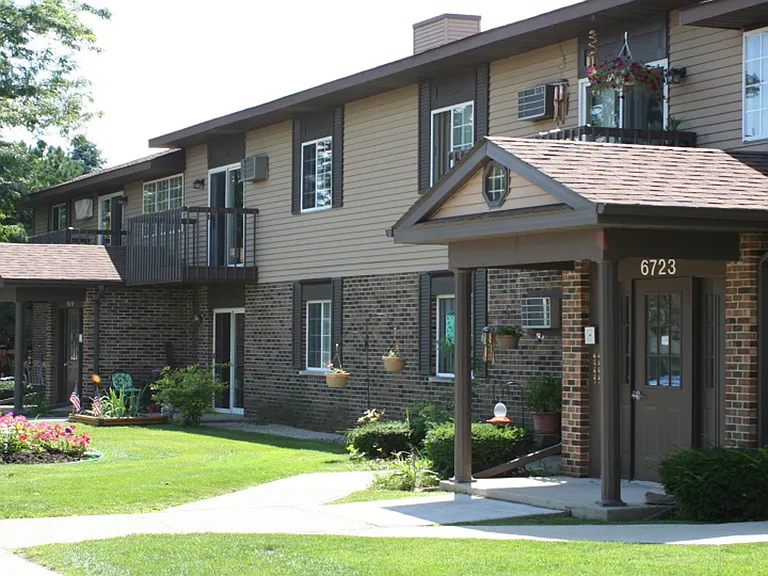 6727 N Branch Ct — Photo 1