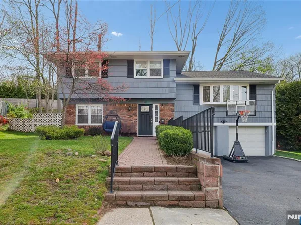 1073 Allessandrini Ave, New Milford, NJ 07646