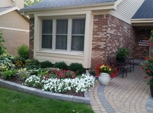 1652 Hillside Ln, Rochester Hills, MI 48307