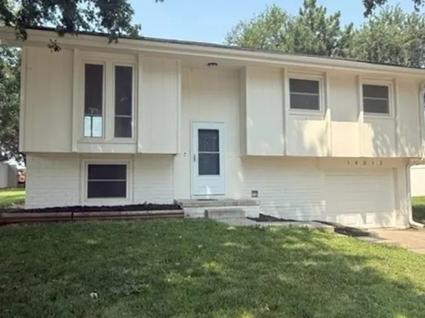 14012 Barretts Dr, Omaha, NE 68138