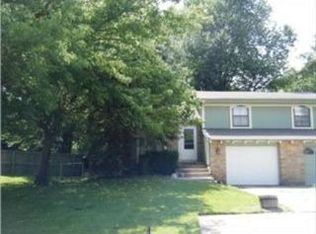 323 S Kenwood Ln, Olathe, KS 66062