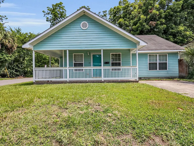 1202 E Waldburg St — Photo 1