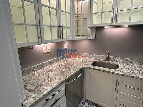 5th image of 534 Liberty Hl #2