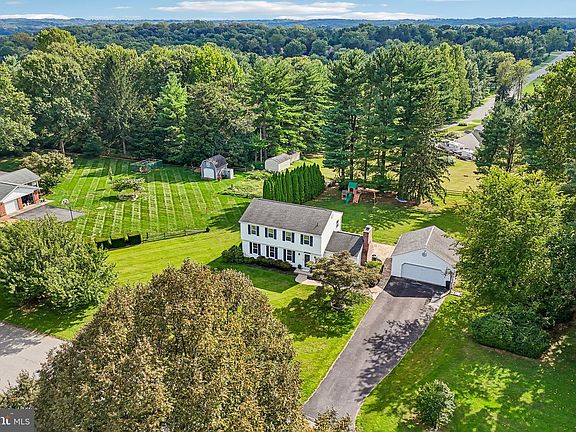 3rd image of 3222 Suffolk Ln