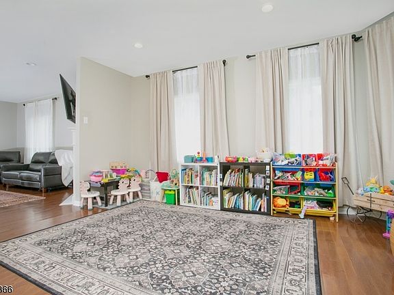 5th image of 24 Beverly St