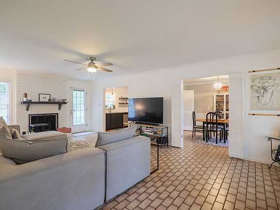 5th image of 2111 Pinecliff Dr