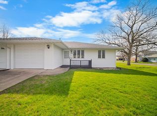 198 N Michigan St, El Paso, IL 61738
