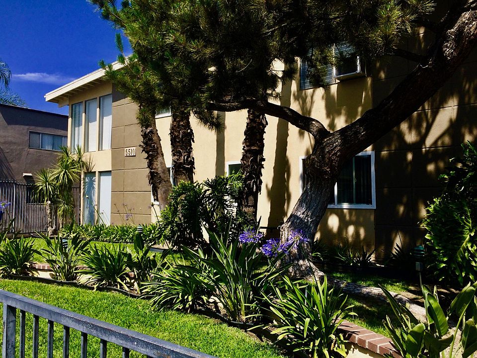 Valley Village Retro with tall palm trees & 2 courtyards & pool, on quiet side street.