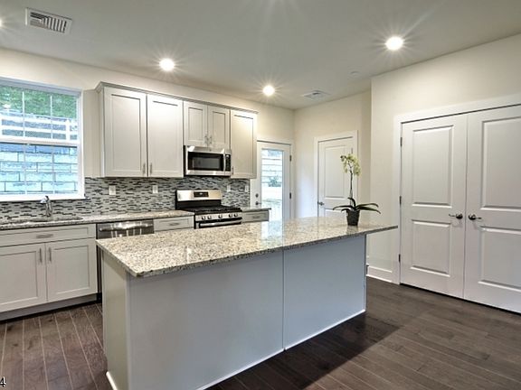 5th image of 702 Parkview Ln