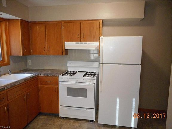 4th image of 821 Sackett Ave
