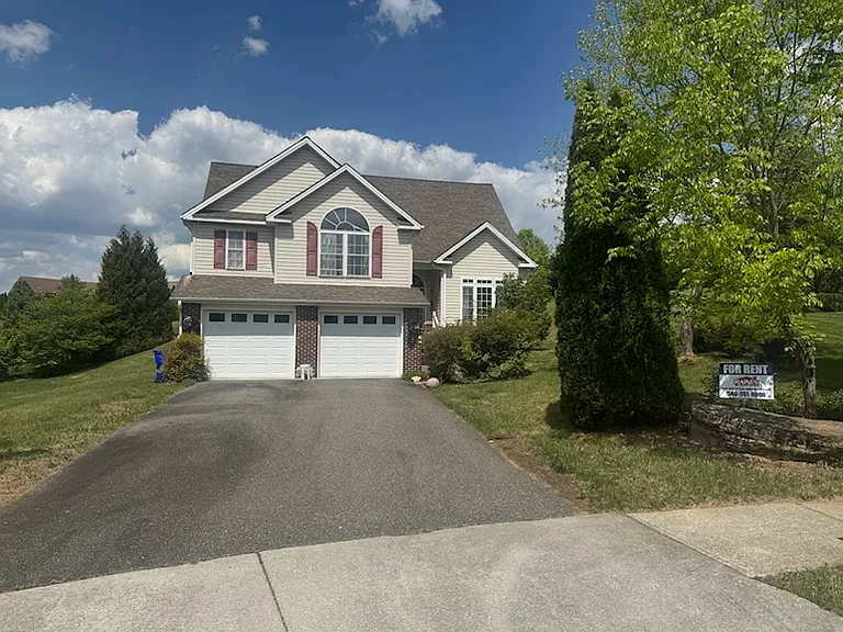 504 Wildflower Ln — Photo 3