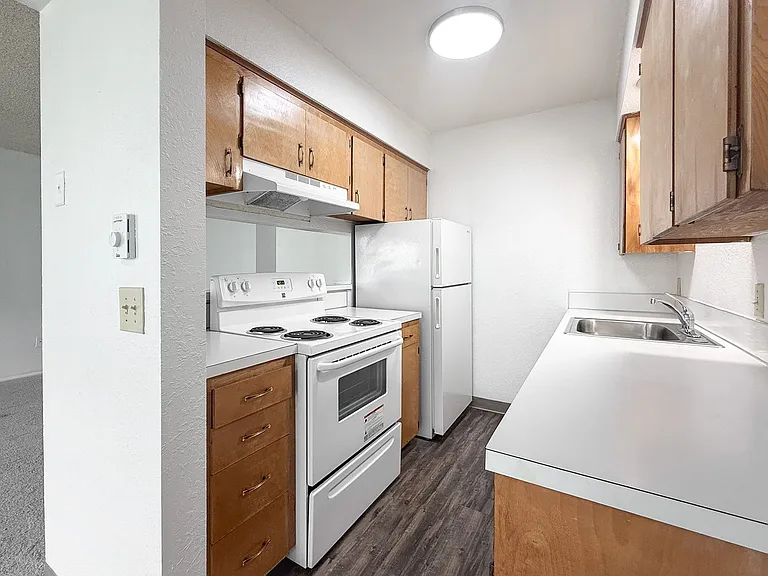 Kathy-Ann Apartments — Photo 7