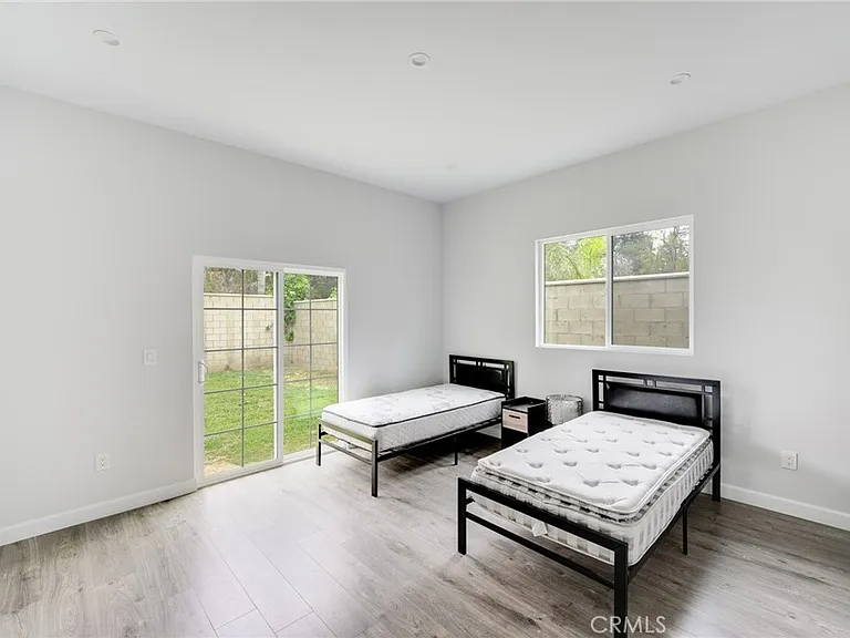 8806 Enfield Ave — Photo 10