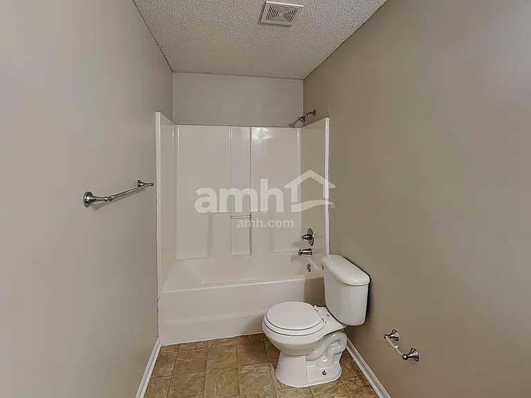 643 E Apache St — Photo 16