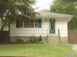 27 Madison St, Rocky Point, NY 11778