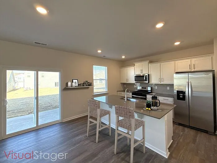 4 bed, 2.5 bath, 1991 sqft, $1,950 — Photo 2