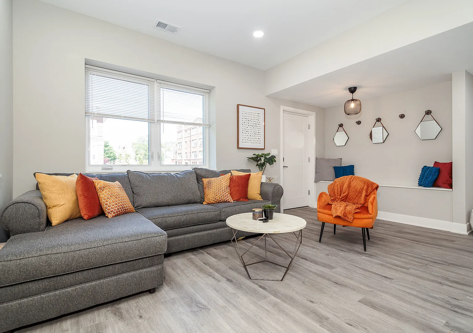 3 bed, 2.5 bath, 2400 sqft, $2,700 — Photo 3