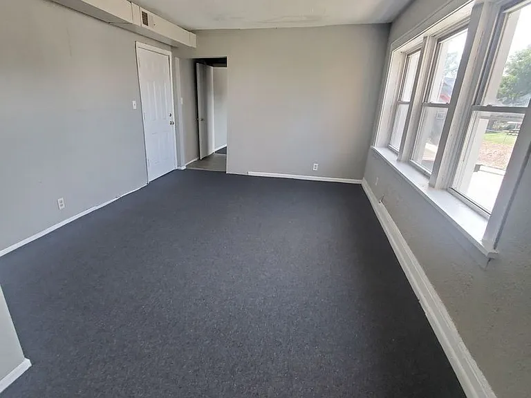 2214-2220 W Hopkins St. (8 Unit) — Photo 4
