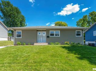 2833 Magnolia Dr, Bettendorf, IA