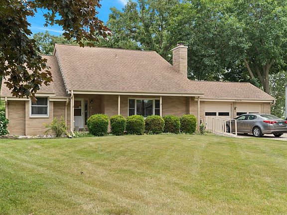 2nd image of 225 Ironwood Dr